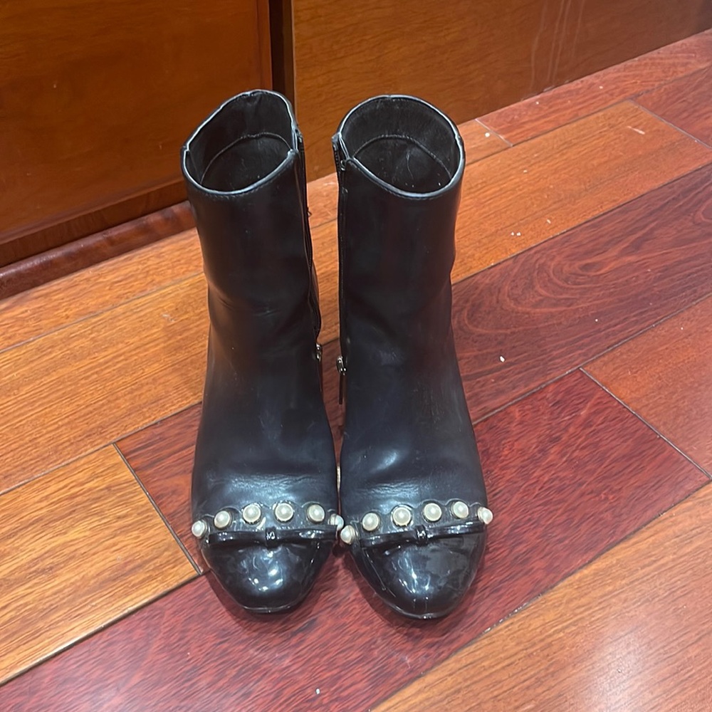 Beautiful bow booties